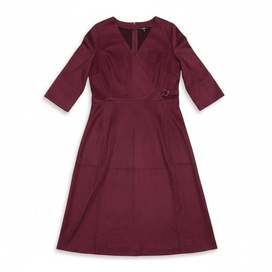 Robe bordeaux élégante à effet portefeuille – manches 3/4