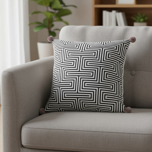 Housse de coussin à pompons – Motif géométrique noir et blanc