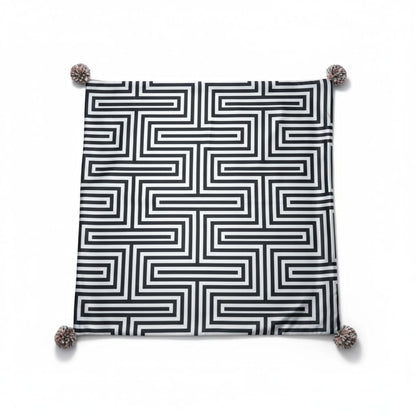 Housse de coussin à pompons – Motif géométrique noir et blanc